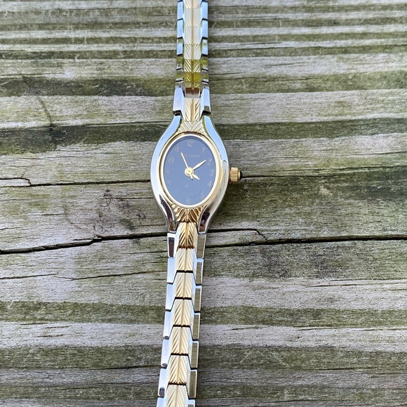 Waltham gold silver woman’s Watch black oval face WAW024 Japan movement - Picture 9 of 12